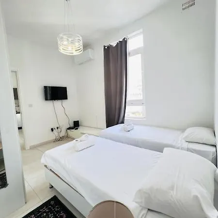 Sunshine Court No 4 Lejlighed