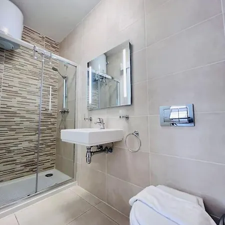 Sunshine Court No 4 Apartment *