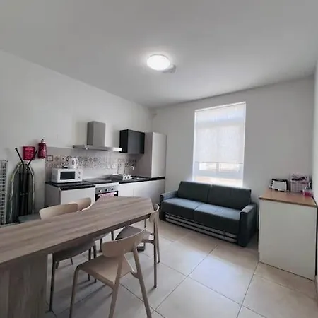 Sunshine Court No 4 Lejlighed